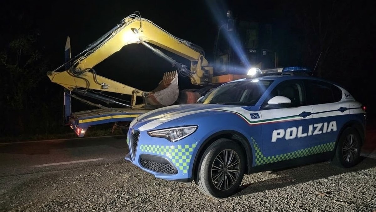 Intercettato su A19 autocarro rubato con un escavatore a bordo: bloccato e denunciato il conducente da Polstrada - 