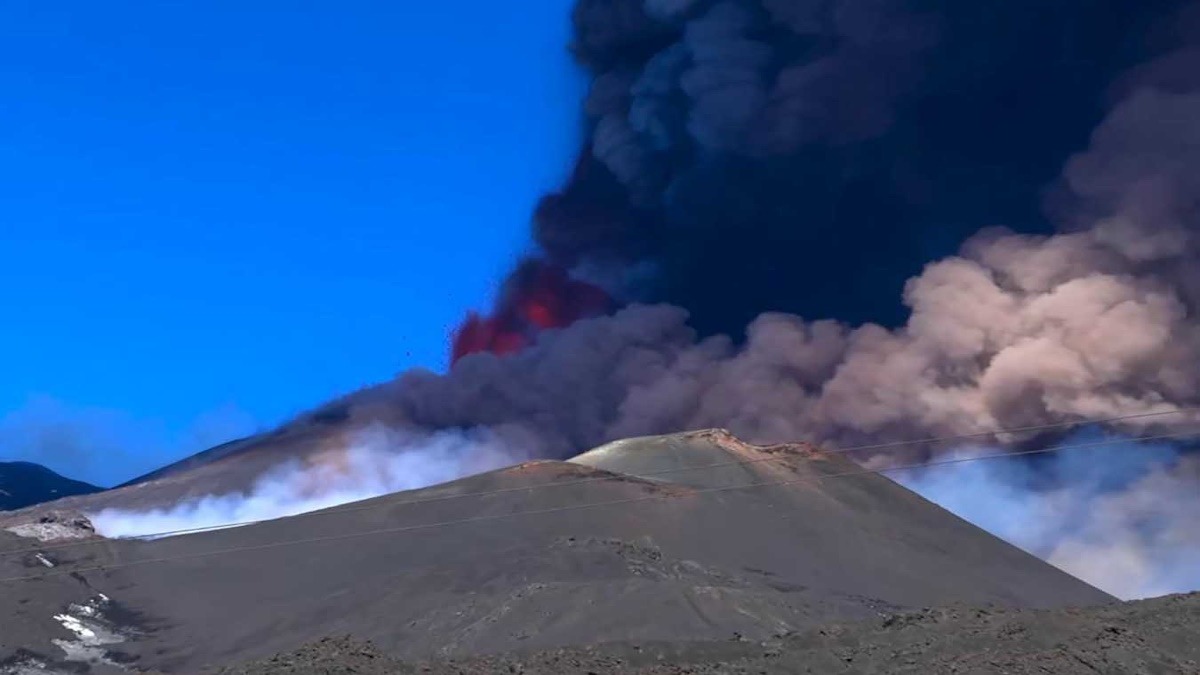 Etna, allerta aeronautica passa al rosso per emissione di cenere - 