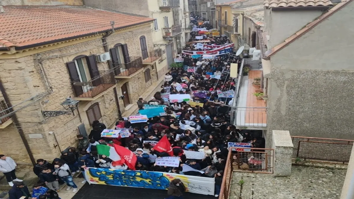 Enna. Minore tramite Instagram minacciava ed incitava i follwers a creare disordini durante corteo studentesco - 